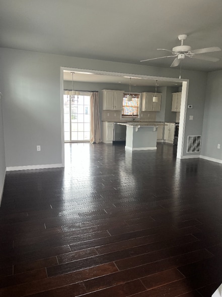 Building Photo - 102 Landover Ct