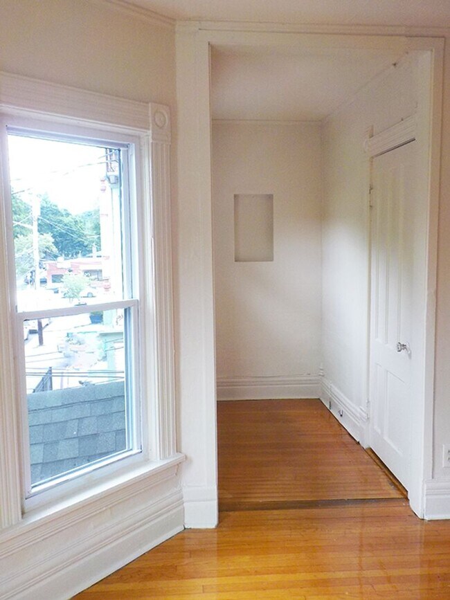 Building Photo - AVAILABLE 07/01/2026 - Beautiful 3 Bedroom...