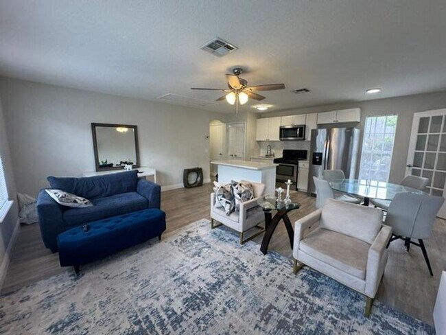 Building Photo - 1 Bedroom 1 Bath Renovated Garage Apartment in the Main Village of Celebration