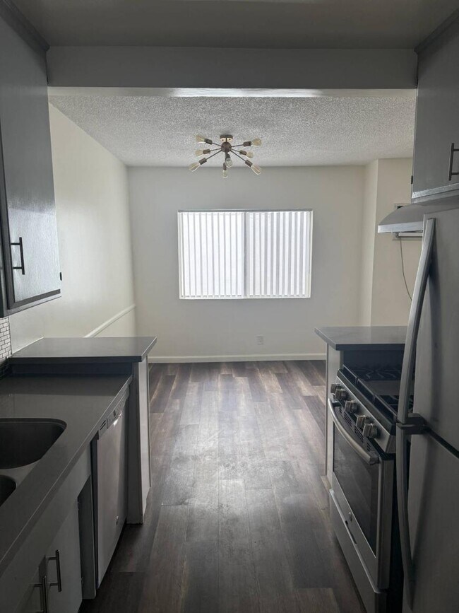 Building Photo - 2.0 bedroom in West Hollywood California 9...