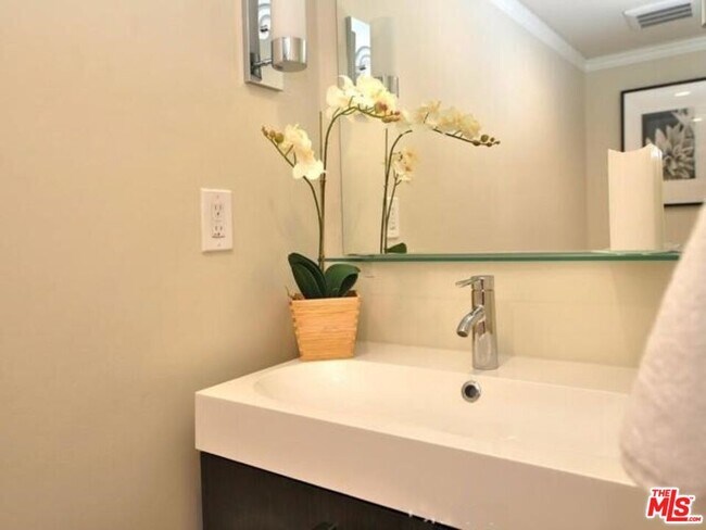 Building Photo - 5354 Lindley Ave