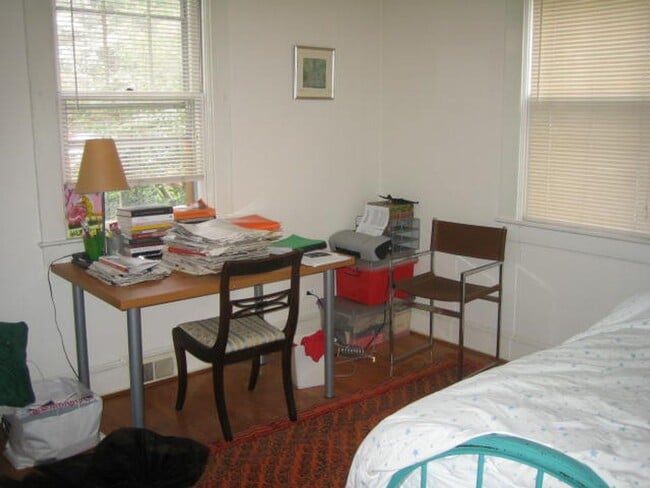 Building Photo - Charming 2 Bedroom House Downtown