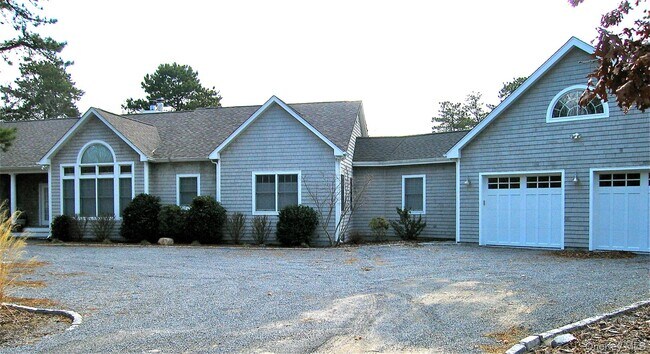 Building Photo - 492 E Hampton Sag Harbor Turnpike