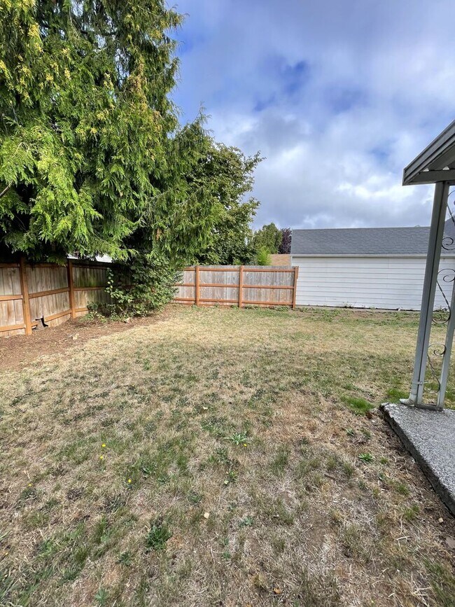 Building Photo - Renovated 3 Bed, 2 Bath House with Large Yard