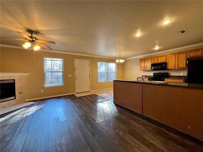 Building Photo - 2219 Skyler Dr