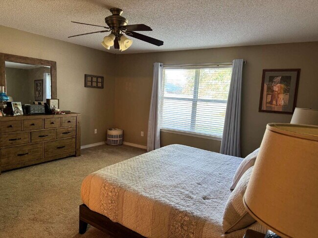 Building Photo - "Spacious 4-Bed Family Home in Milton with...