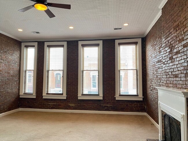 Building Photo - Downtown Apartment! 2 Bed/ 2 Bath with Par...