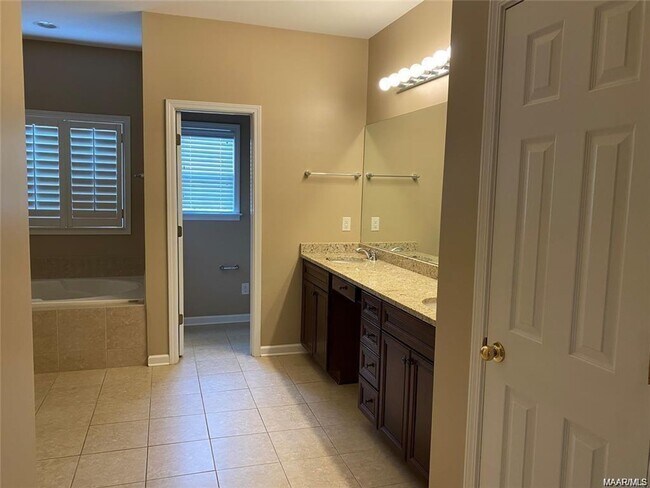 Building Photo - 4/3 in Deer Creek!