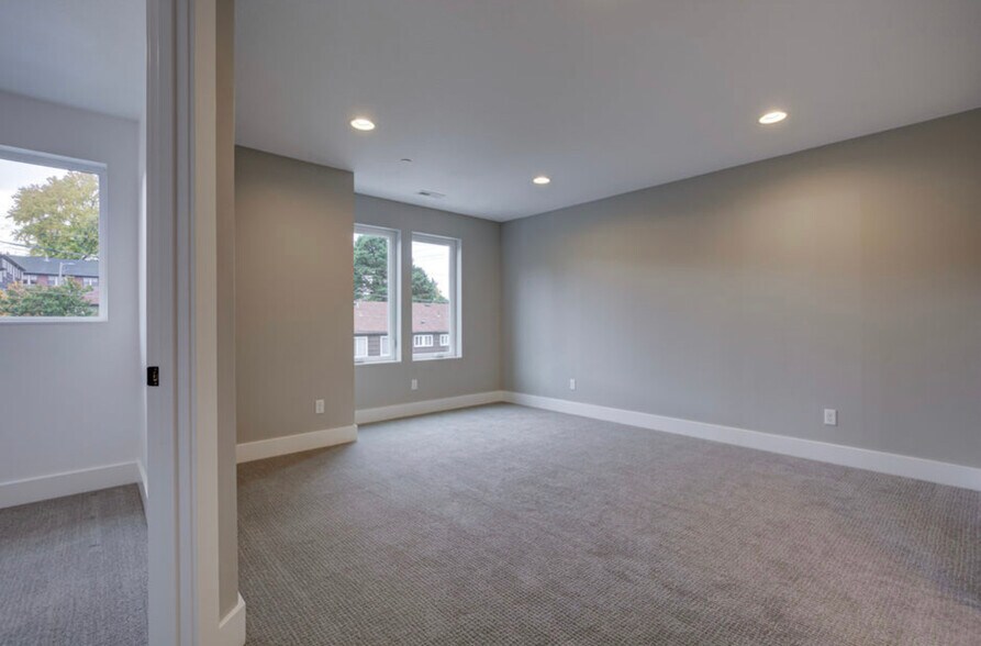 Building Photo - 6049 NE Flanders St