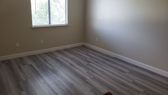 Building Photo - 1465 E Peckham Ln