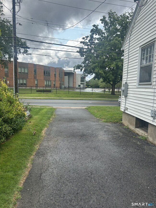 Building Photo - 406 Oakwood Ave