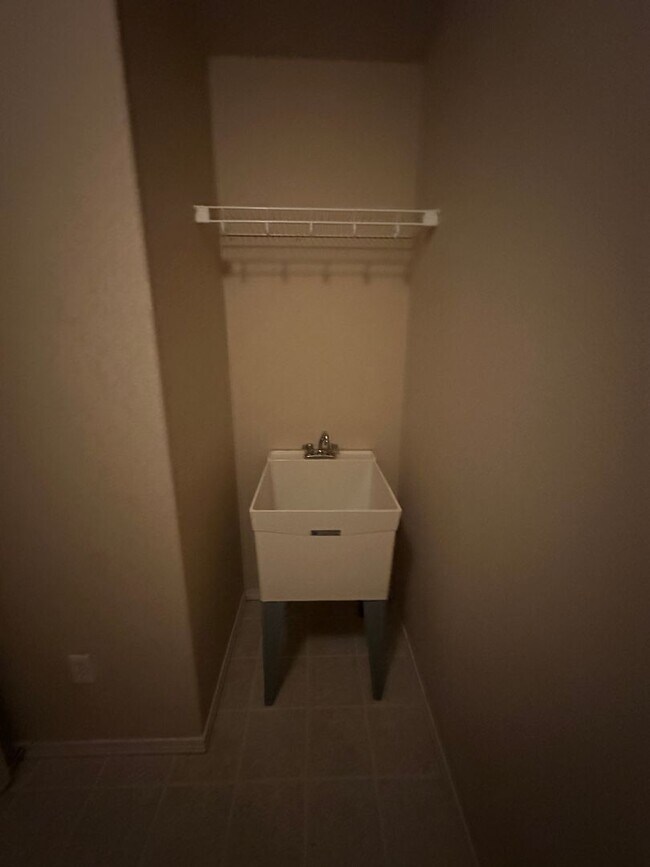 Building Photo - 2 Bedroom, 2.5 bath townhome in West Pasco with Bonus Office space