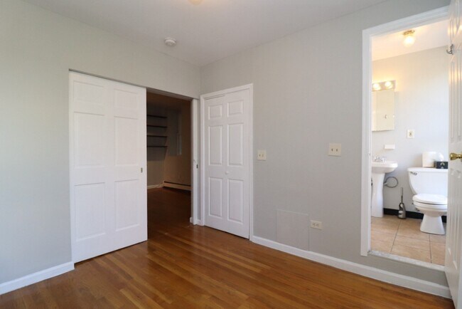 Building Photo - 415 1st St