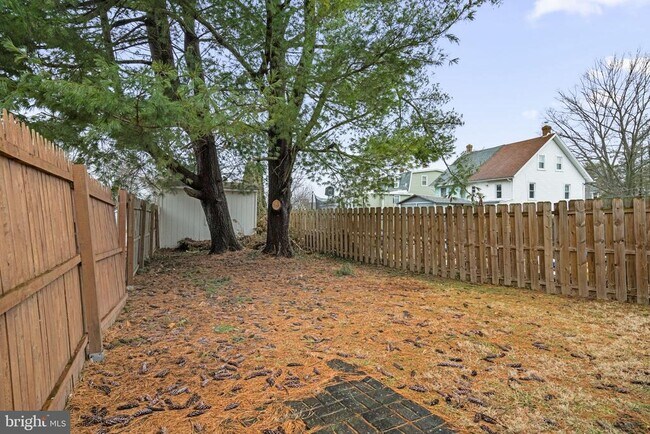 Building Photo - 716 E Railroad Ave