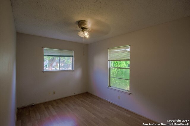 Building Photo - OFFERING 1-MONTH FREE RENT!!