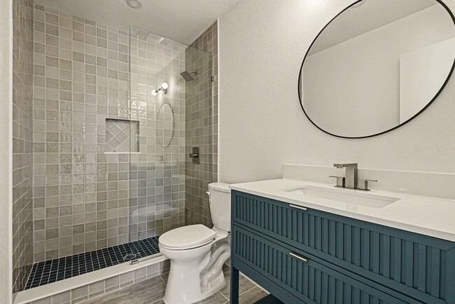 Building Photo - 2103 Mistletoe Ave