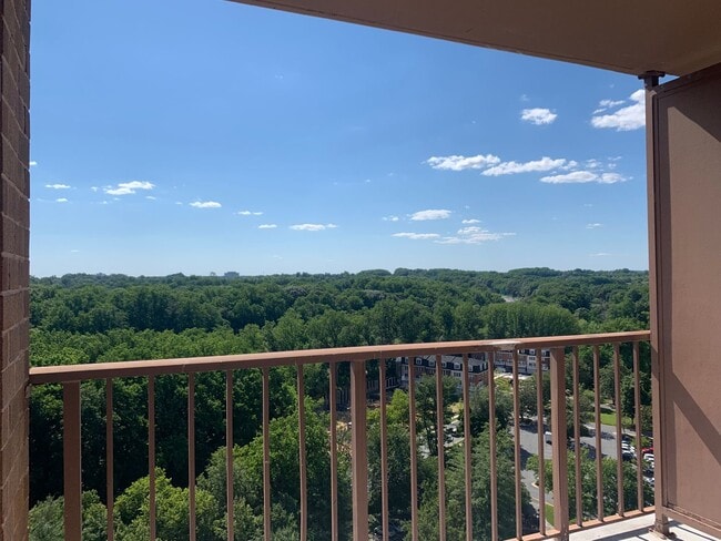 Building Photo - Rarely Available Penthouse 1BD/1BA in Gros...