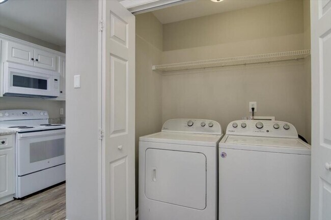 Building Photo - 684 Brook Trail