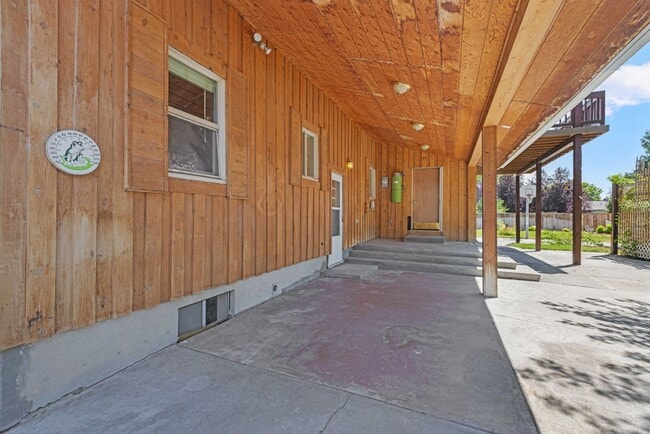 Building Photo - 4 BED 2.5 BATH HOME IN REXBURG