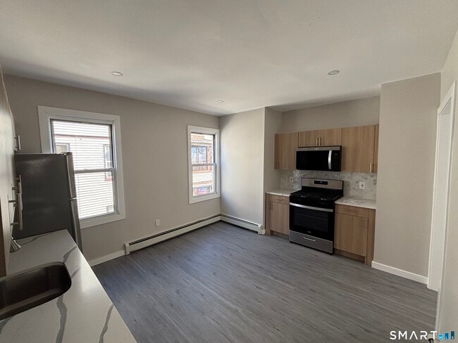 Building Photo - 82-86-86 Waldorf Ave