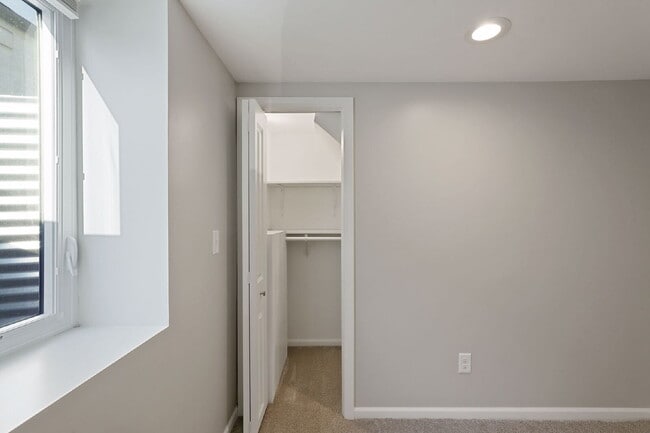 Building Photo - Spacious 4BR/2BA Duplex — Available August...