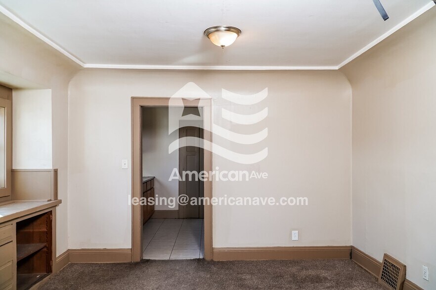 Building Photo - 4037#4101 Lower West Fairmount Avenue, 53209; #730423 - 730423