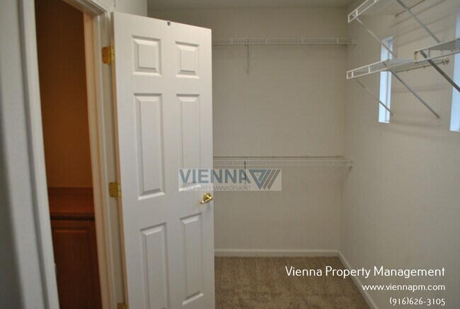 Building Photo - Beautiful 4 Bedroom + Study in Desirable N...