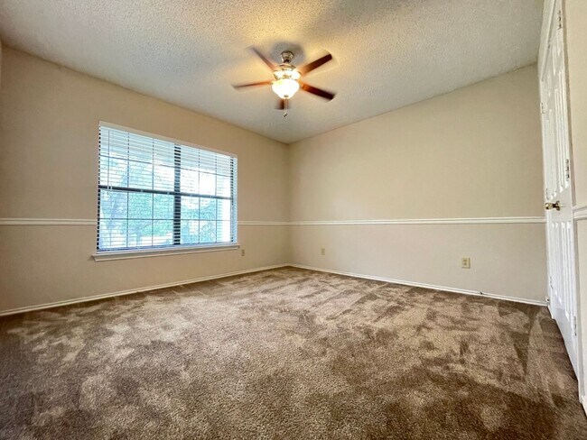Building Photo - 4 Bed 2 Bath