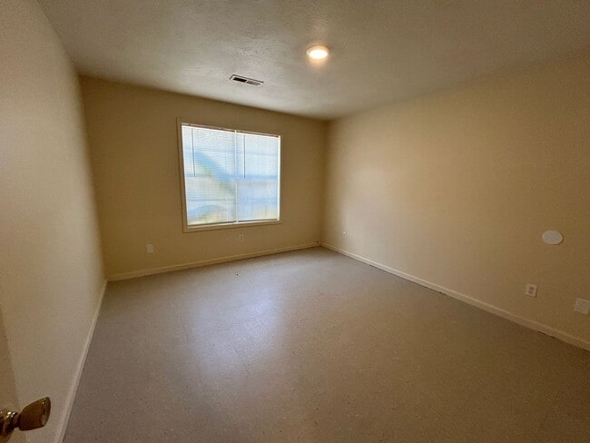 Building Photo - 818 N McLemore Ave