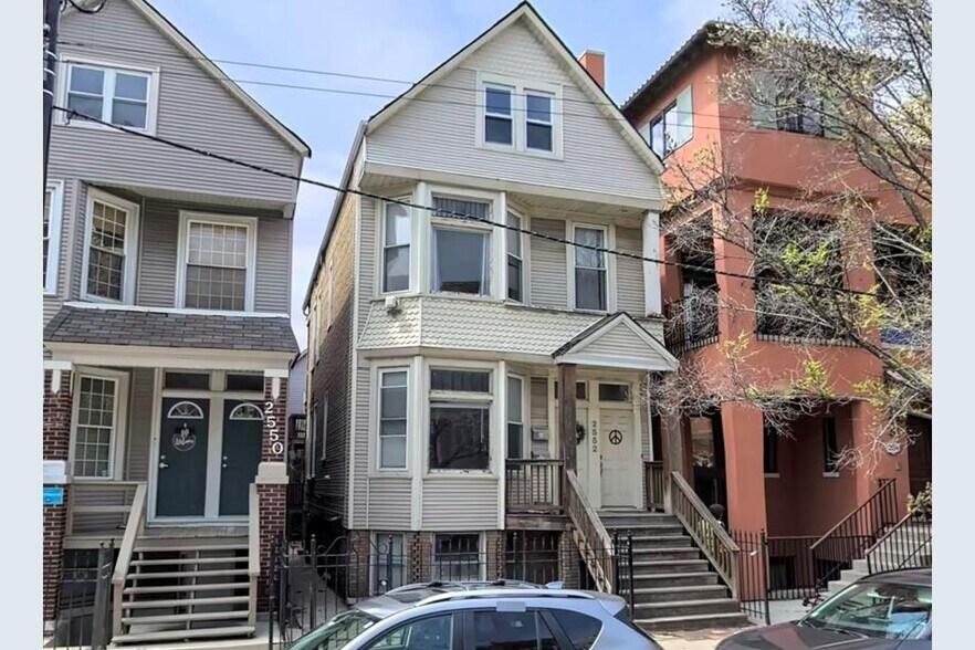 Building Photo - 2552 N Southport Ave
