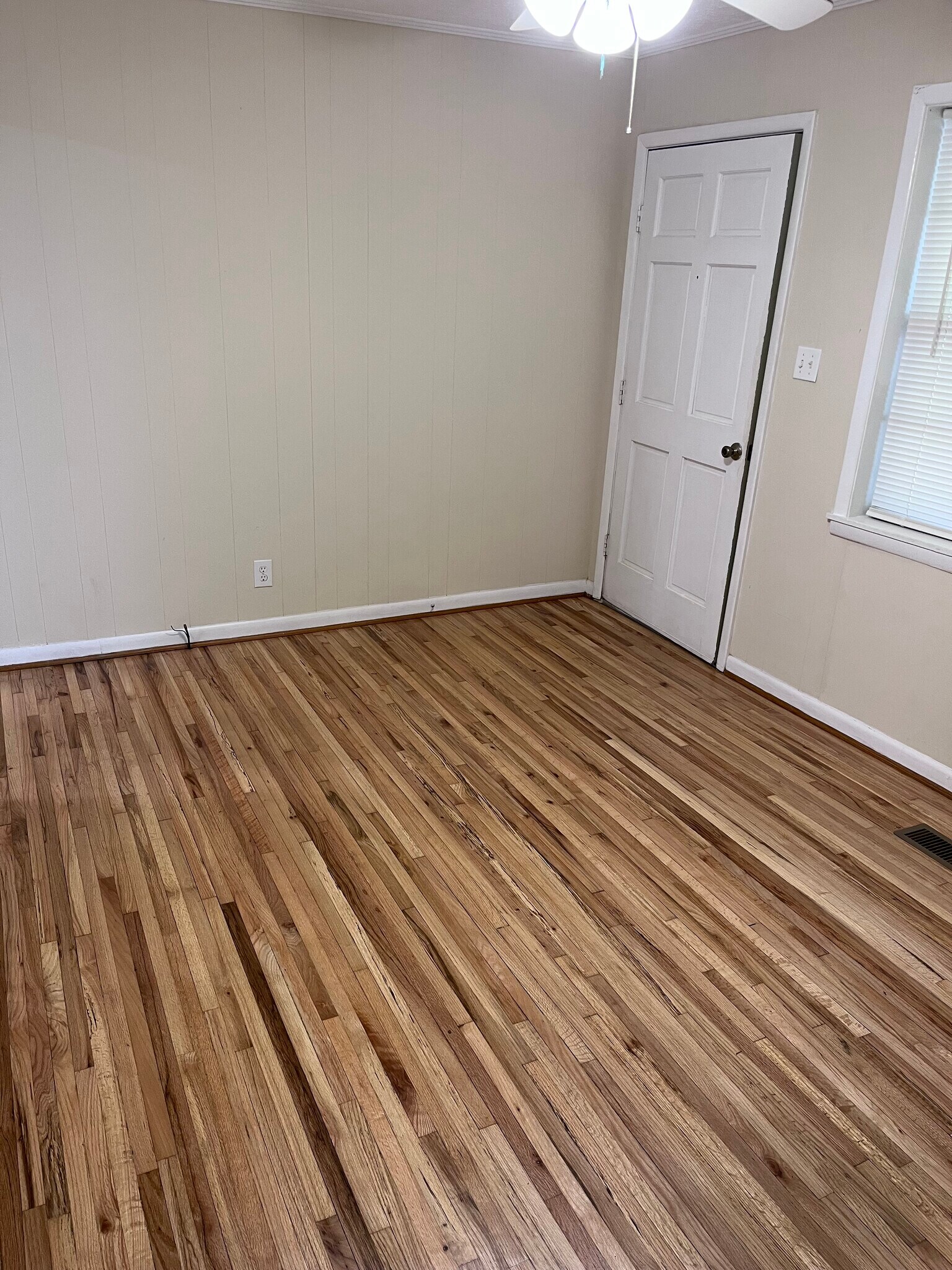 Living Room - 404 Ingram Ave W