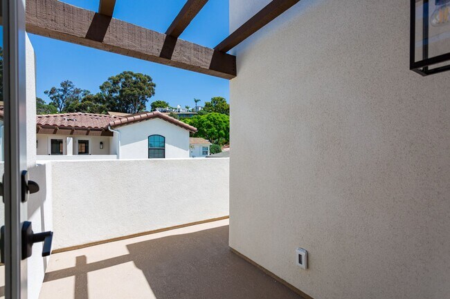 Building Photo - 2610-2612 Juan Street