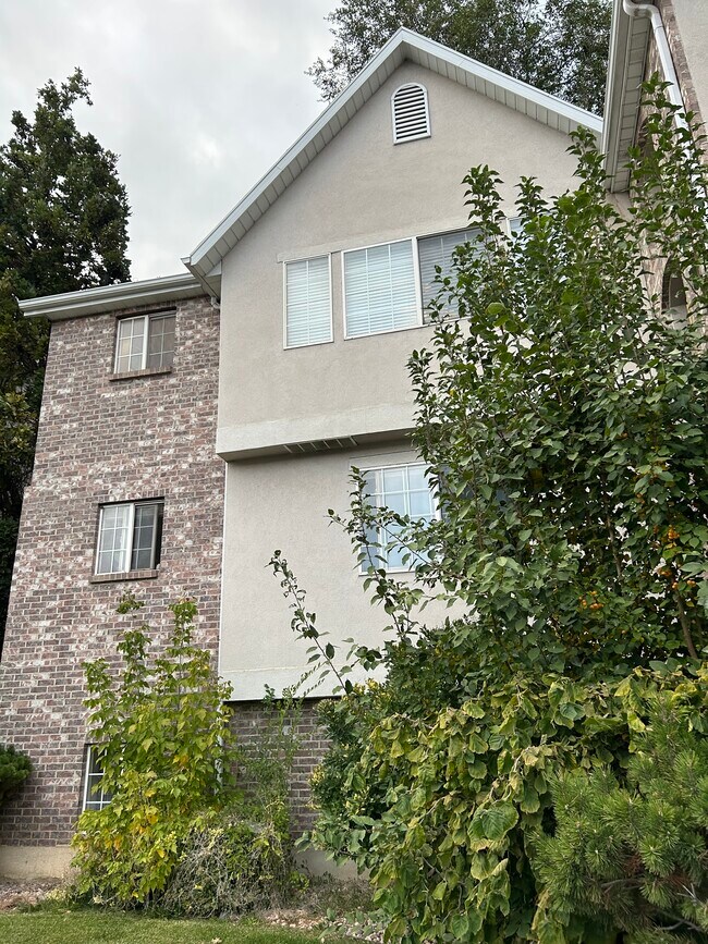 Building Photo - 1633 Grandview Ln