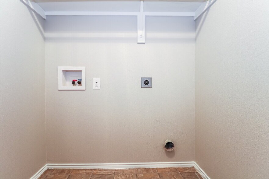 Building Photo - 1303 Macaw Ct