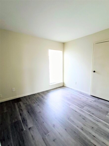 Building Photo - 500 Tiki Dr