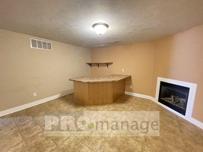 Building Photo - 4 Bed, 3 Bath Town Home w/ 2 Car Garage - Ammon