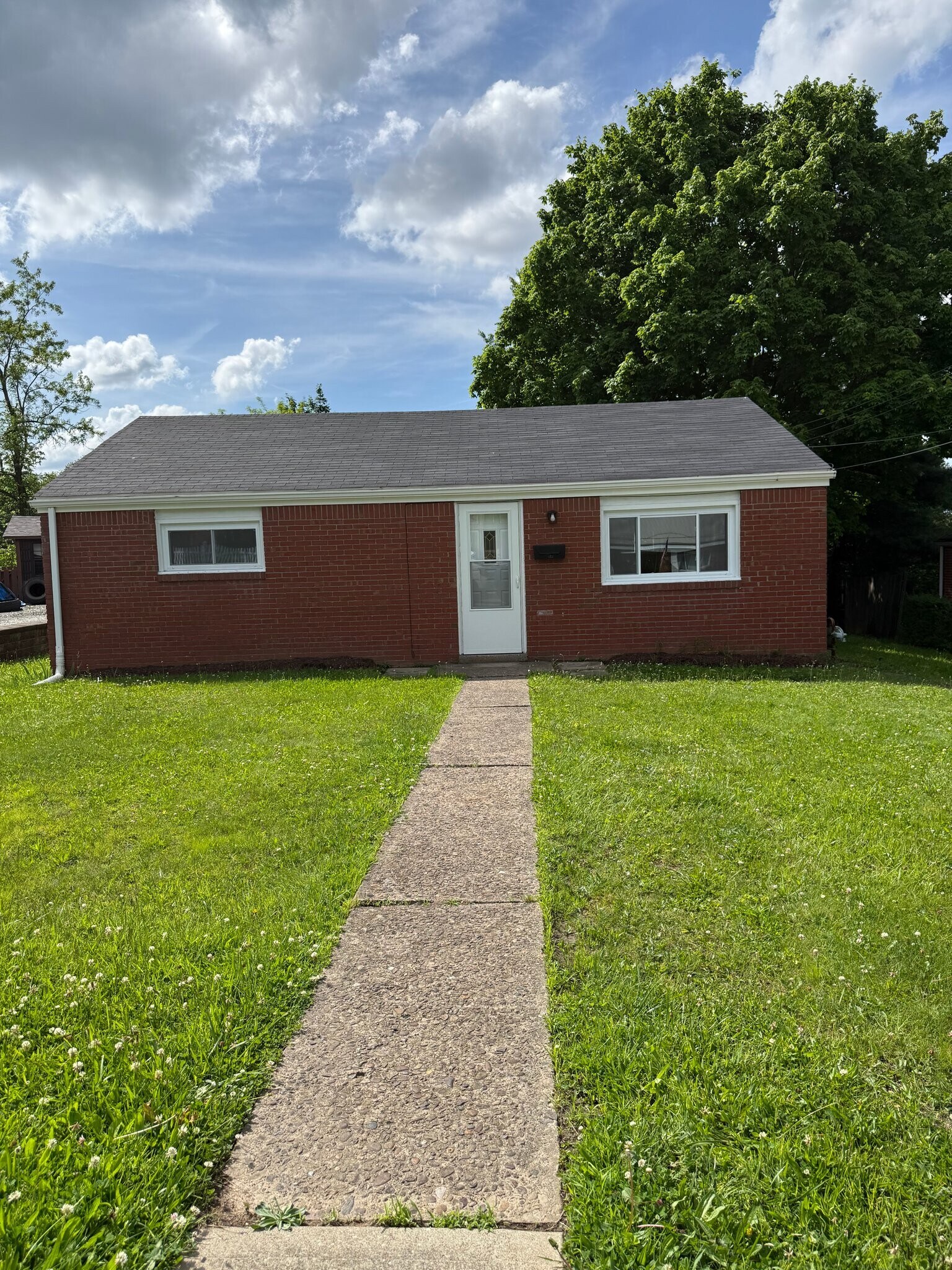 Building Photo - 733 Memory Ln