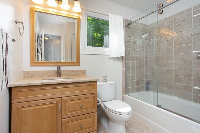 Building Photo - Contemporary 3-Bedroom 2-Bath Townhome in Chapel Hill Close to UNC and Hospital!
