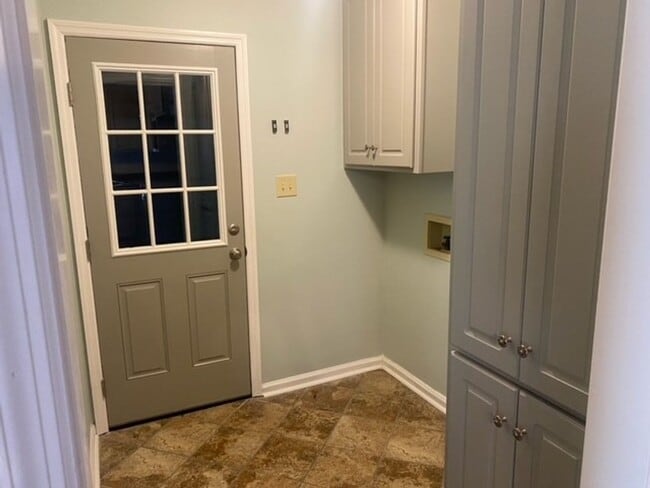 Building Photo - 3 bedroom, 2 bath; County Schools!