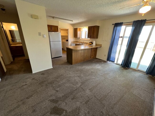 Building Photo - 1 Bedroom 1 Bath Townhouse in Great Neighborhood
