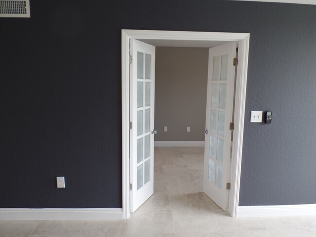 Building Photo - 2820 N Oakland Forest Dr