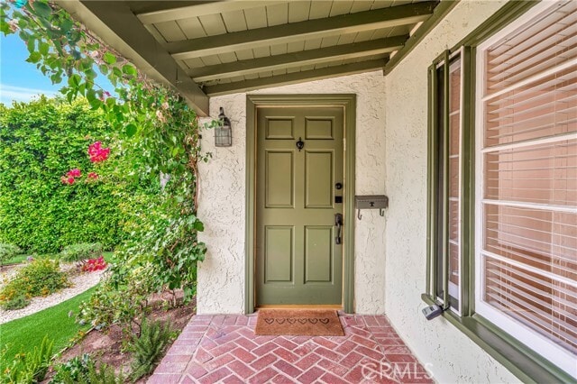 Building Photo - 546 S Beachwood Dr