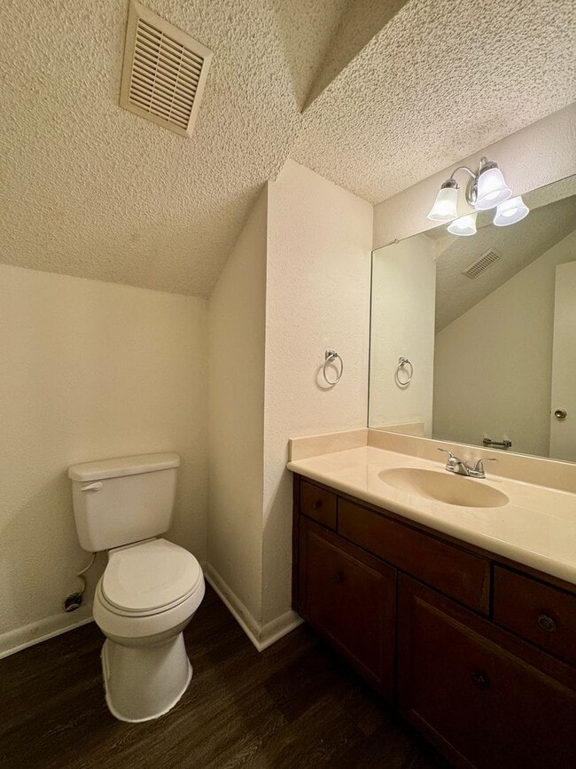Building Photo - Townhome