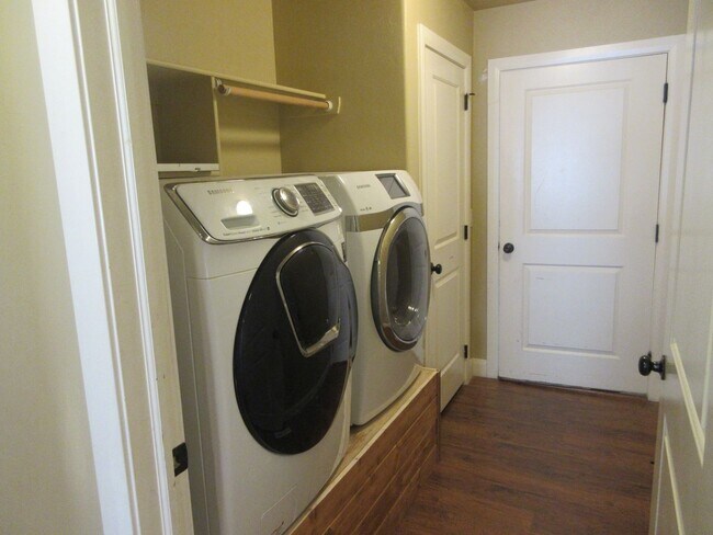 Building Photo - Move-In Bonus!!! 5 bedroom, 3 bath Single Family Home