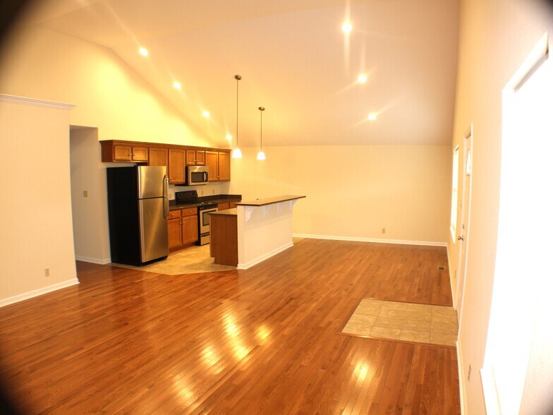 Building Photo - 1312 W Bethel Ave