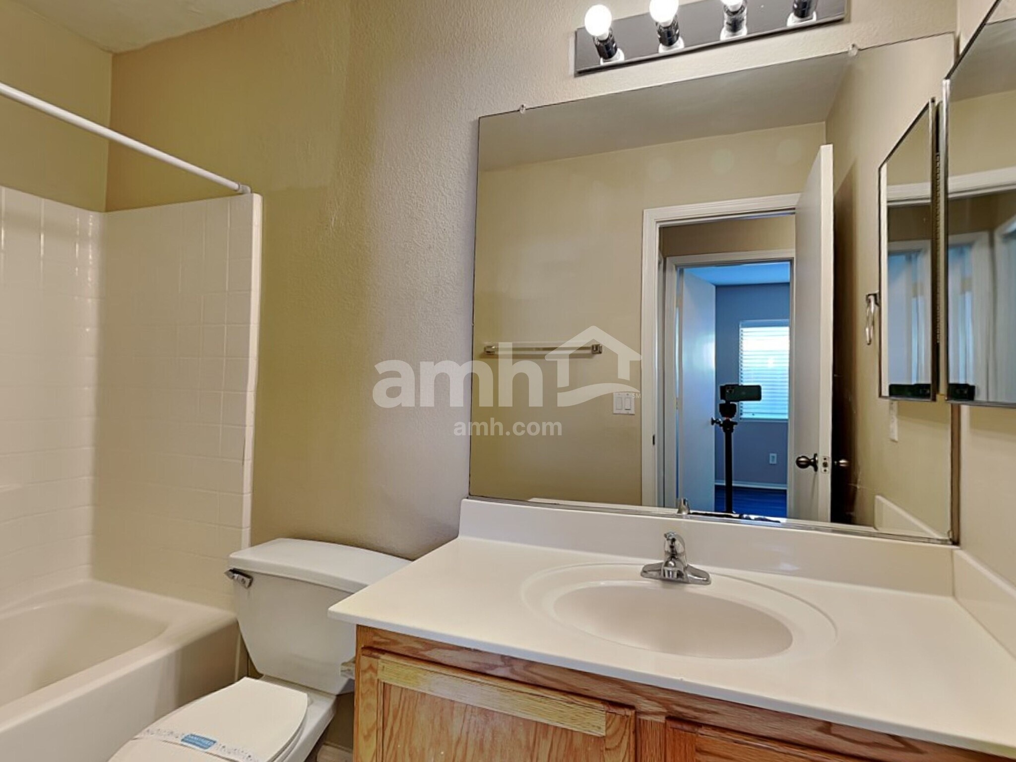 Building Photo - 6323 W Winslow Ave