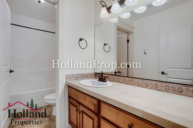 Building Photo - Spacious 4-Bedroom Portland Home with Fenced Yard, Fireplace & Modern Finishes!