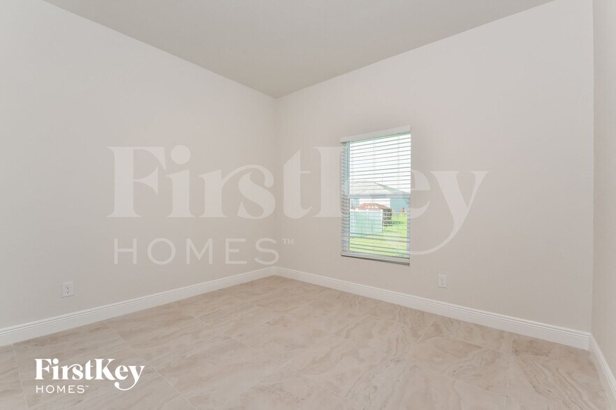 Building Photo - 1424 NE 1st Ave