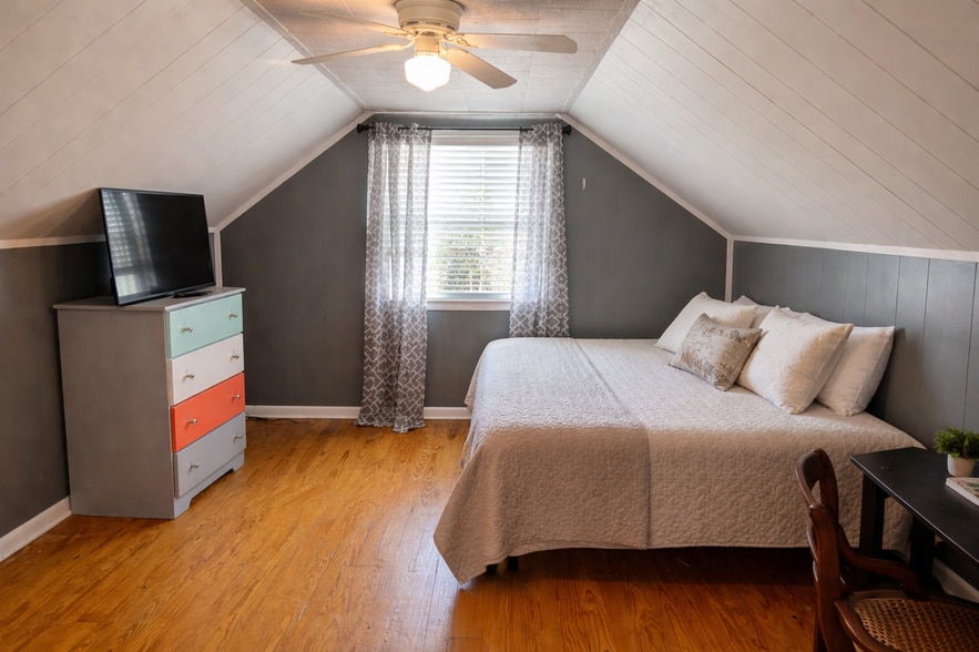 Bedroom 3 Full with TV - 513 N Nixon Ave