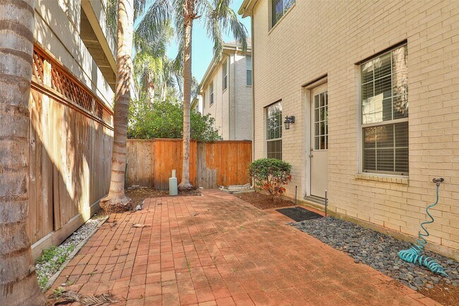 Building Photo - 10126 Holly Chase Dr